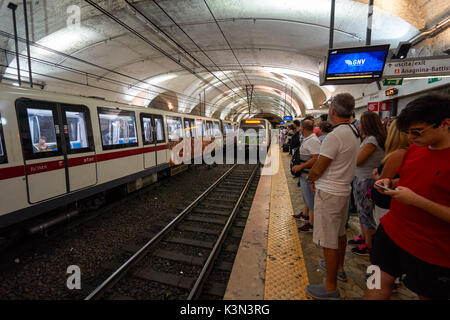 Touristen an der U-Bahn-Station Colosseo in Rom, Italien Stockfoto