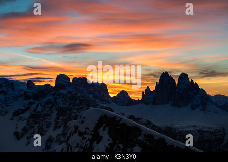 Picco di Vallandro/Duerrenstein, Dolomiten, Südtirol, Italien. Sonnenaufgang über die Drei Zinnen in den Dolomiten Stockfoto