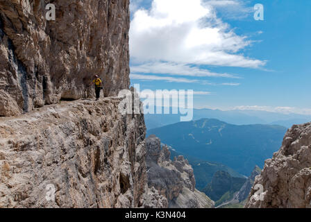 Brenta, Trentino, Italien. Kletterer auf der Via ferrata delle Bocchette Centrali entiero' Stockfoto