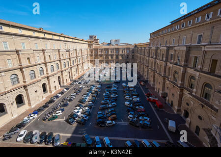 Parkplatz im Innenhof des Belvedere der Vatikan, Rom, Italien Stockfoto