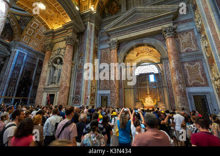 Touristen und Pilger mit Blick auf Michelangelos Pietà im Petersdom, Vatikan, Rom, Italien Stockfoto