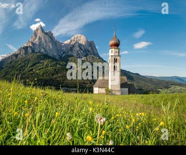 Kastelruth, Dolomiten, Südtirol, Italien. Die Kirche von St. Valentin in Kastelruth. Im Hintergrund die schroffen Felsen des Schlern/Schlern Stockfoto