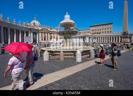 Touristen am Petersplatz im Vatikan, Rom, Italien Stockfoto