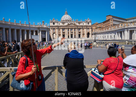 Touristen am Petersplatz im Vatikan, Rom, Italien Stockfoto