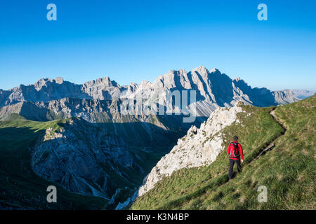 Geisler di Eores, Dolomiten, Südtirol, Italien. Wanderer auf dem Trail Günther Messner. Im Hintergrund die Geisler/Geisler Stockfoto