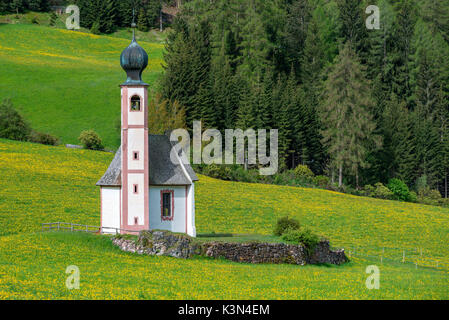 Funes Tal, Dolomiten, Südtirol, Italien. Die Kirche San Giovanni in Ranui Stockfoto