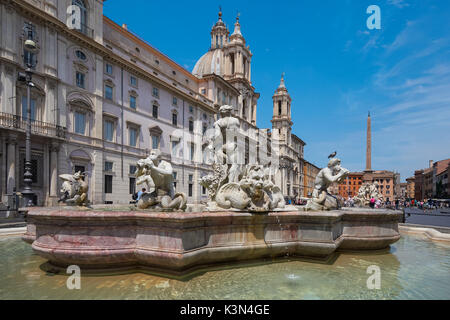 Fontana del Moro (Heide Brunnen) und die Kirche Sant' Agnese in Agone in der Piazza Navona, Rom, Italien Stockfoto