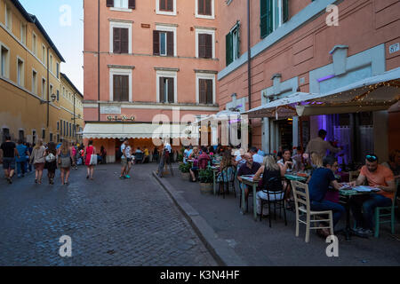 Touristen, die in Restaurants in Trastevere, Rom, Italien Stockfoto