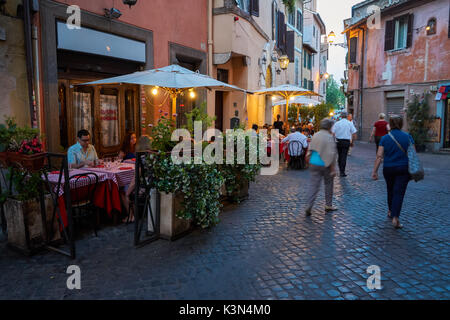 Touristen, die in Restaurants in Trastevere, Rom, Italien Stockfoto