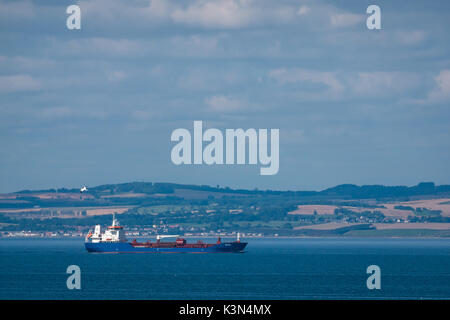 Blick auf das Containerschiff in Firth of Forth, das die Flussmünde entlang der Hügel von Fife, Schottland, Großbritannien, führt Stockfoto