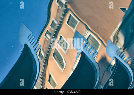 Europa, Italien, Veneto, Venedig. Abstrakte Ansicht von traditionellen Bug Gondeln und Gebäuden reflektiert auf dem Wasser Stockfoto