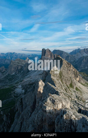 Dolomiten, Venetien, Italien. Die Spitzen der Averau, Nuvolau an der Zuflucht, Lagazuoi und Fanis in den frühen Morgenstunden Stockfoto