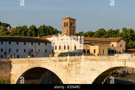 Menschen zu Fuß auf der Pons Cestius in Rom, Italien Stockfoto