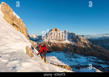 Nuvolau, Dolomiten, Venetien, Italien. Bergsteiger in den Aufstieg zu den Nuvolau Stockfoto