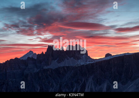 Ra Gusela, Dolomiten, Venetien, Italien. Croda da Lago und Antelao kurz vor Sonnenaufgang. Stockfoto