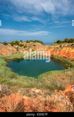 Otranto, Provinz von Lecce, Salento, Apulien, Italien. Abandonet Bauxit Mine mit grüner See Stockfoto