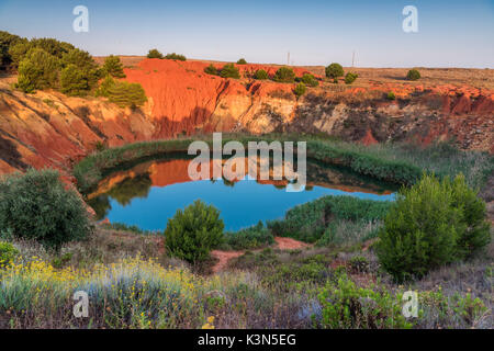 Otranto, Provinz von Lecce, Salento, Apulien, Italien. Abandonet Bauxit Mine mit grüner See Stockfoto