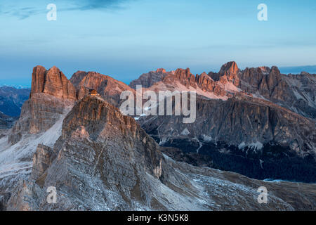 Ra Gusela, Dolomiten, Venetien, Italien. Alpenglühen auf dem Gipfel der Averau und Nuvolau Stockfoto