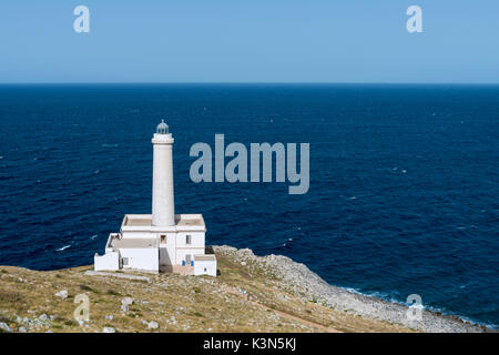 Otranto, Provinz Lecce, Salento, Apulien, Italien. Der Leuchtturm Faro della Palascìa markiert den östlichsten Punkt des italienischen Festlandes. Stockfoto