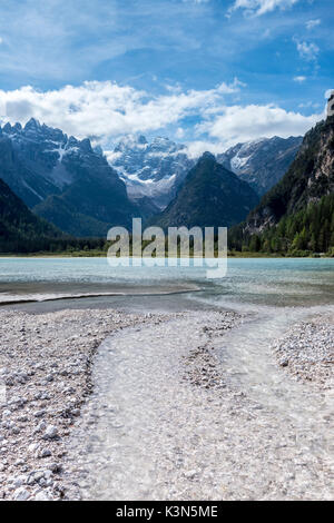 Carbonin, Dolomiten, Südtirol, Süditalien. See-Landro mit den Gipfeln der Cistallo Gruppe Stockfoto