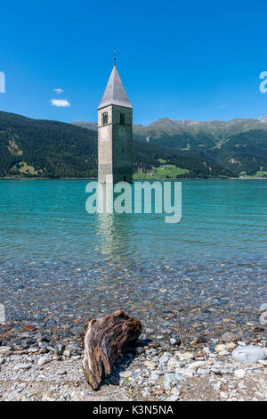 Graun/Graun Vinschgau, Südtirol, Italien. Der Glockenturm in Reschen See Stockfoto