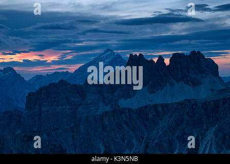 Nuvolau, Dolomiten, Venetien, Italien. Croda da Lago und Antelao kurz vor Sonnenaufgang. Stockfoto