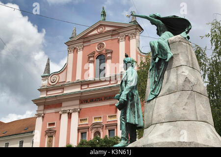 Europa, Slowenien, Ljubljana. Fahrrad-route auf der Fassade der Franziskaner Kirche der Verkündigung in der Innenstadt Stockfoto