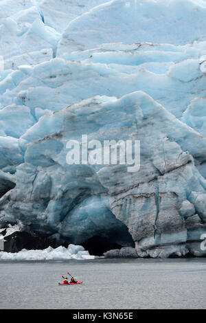 Rote Kanu (Kajak) in der Nähe der Gletscher vor, Portage Glacier, Alaska, USA Stockfoto