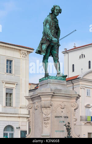 Europa, Slowenien, Istrien. Die Statue von Giuseppe Tartini auf dem Hauptplatz in Piran. Stockfoto