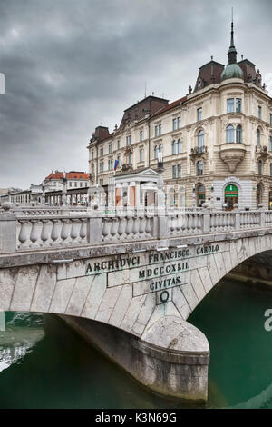 Europa, Slowenien. Tromostovje (Triple Bridge) im Zentrum von Ljubiana, Hauptstadt Stockfoto