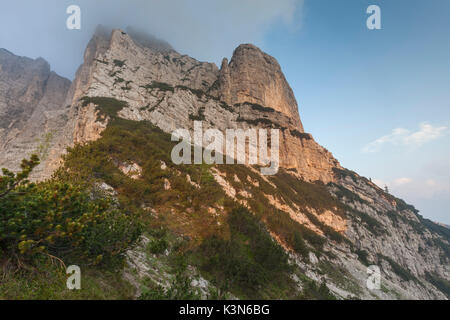 Europa, Italien, Venetien, Belluno, Monti del Sole, Dolomiten. Mann an der ersten Ampel auf der Suche auf der Nordwand des Piz de Mezodi. Stockfoto