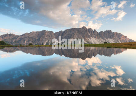 Europa, Italien, Südtirol, Bozen. Geisler di Eores (Aferer Geisler) im Wackerer See bei Sonnenuntergang wider, Dolomiten Stockfoto