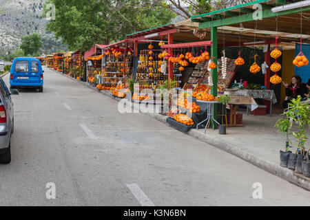 Ein strassenrand Obst- und Gemüsestand in der Nähe von Komin, Kroatien Stockfoto