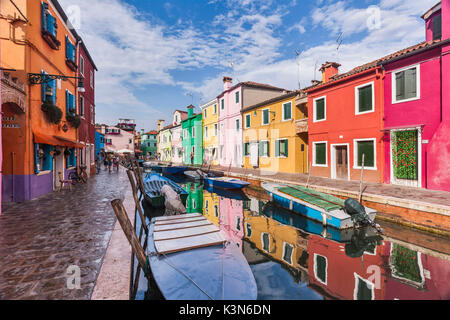 Europa, Italien, Veneto, Venedig. Ein klassisch-schönen Blick durch die burano Kanäle Stockfoto