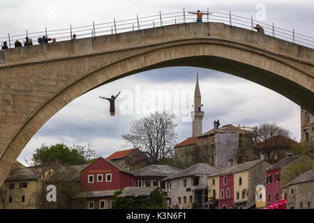 Osteuropa, Mostar, Bosnien und Herzegowina. Der berühmte Sprung in der Naretva Fluss von der Stari Most (Alte Brücke) Stockfoto