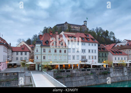 Europa, Slowenien, Ljubljana. Gebäude auf dem Fluss Ljubljanica und das Schloss Stockfoto