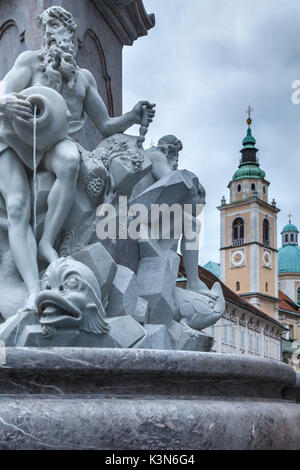 Europa, Slowenien, Ljubjana. Drei Krainer Flüsse Brunnen und St. Nikolaus Kathedrale im Hintergrund Stockfoto