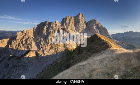 Europa, Italien, Venetien, Cadore. Herbstlicher Sonnenuntergang in Richtung Pelmo bis zum Gipfel des Col de la Puina, Dolomiten Stockfoto