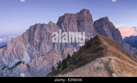 Europa, Italien, Venetien, Cadore. Herbstlicher Sonnenuntergang in Richtung Pelmo bis zum Gipfel des Col de la Puina, Dolomiten Stockfoto