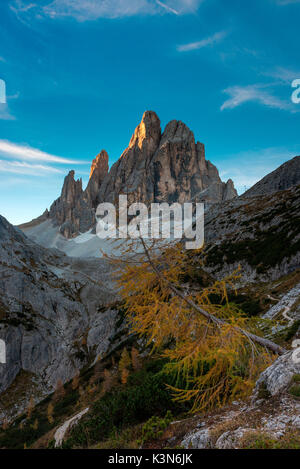 Sexten, Dolomiten, Südtirol, Italien. Sonnenaufgang auf dem Gipfel La Lista und Croda dei Toni im Val Fischleintal Stockfoto