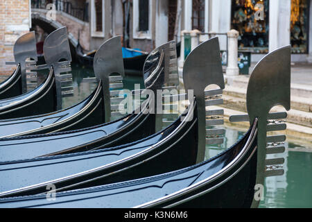 Europa, Italien, Veneto, Venedig. Gondeln gesäumt mit typischen Bug "Ferro" Stockfoto