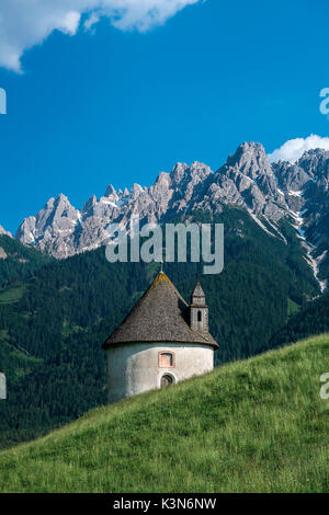 Toblach, Dolomiten, Südtirol, Italien. Die Kapelle von Lerschach. Im Hintergrund der Gipfel des Haunold/Croda dei Baranci Stockfoto