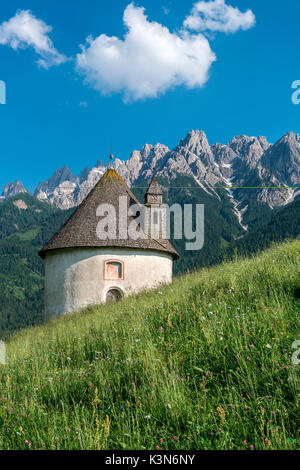 Toblach, Dolomiten, Südtirol, Italien. Die Kapelle von Lerschach. Im Hintergrund der Gipfel des Haunold/Croda dei Baranci Stockfoto