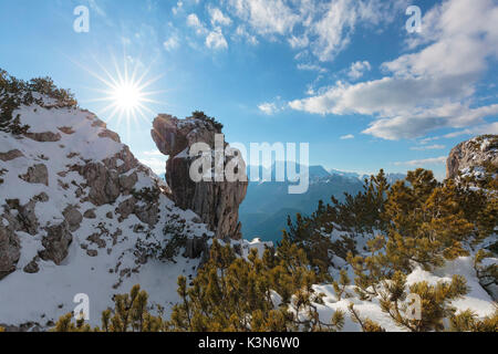 Europa, Italien, Venetien, Belluno, Agordino, Dolomiten, Alta Palazza Kuriose Felsformationen in den Bergen zwischen unberührten Schnee und Sträucher von mugo Pine Stockfoto