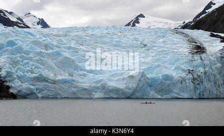 Rote Kanu in der Nähe von Portage Glacier, Alaska, USA Stockfoto