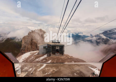 Die monumentalen Gegend von Punta Serauta und Seilbahn Blick auf Punta Rocca, Marmolada, Dolomiten, Stockfoto