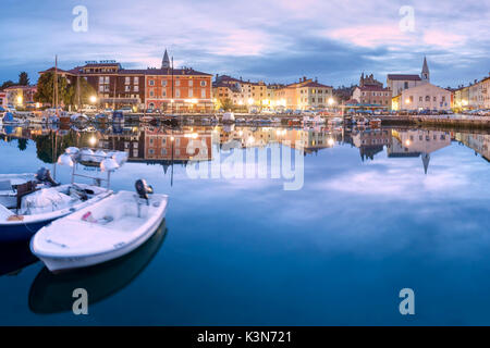 Europa, Slowenien, Primorska, Izola. Die Altstadt und den Hafen mit Fischerbooten in der Dämmerung Stockfoto