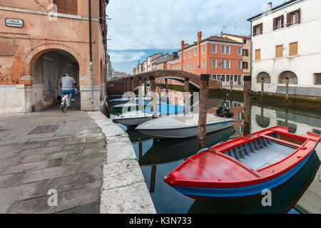 Europa, Italien, Venetien. Boote in einem Kanal von Chioggia Stockfoto