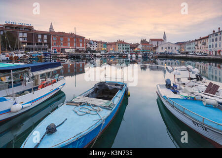 Europa, Slowenien, Primorska, Izola. Die Altstadt und den Hafen mit Fischerbooten am Morgen Stockfoto