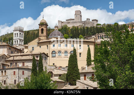 Europa, Italien, Umbrien, Perugia. Ein Blick auf Assisi mit den großen Festung Stockfoto